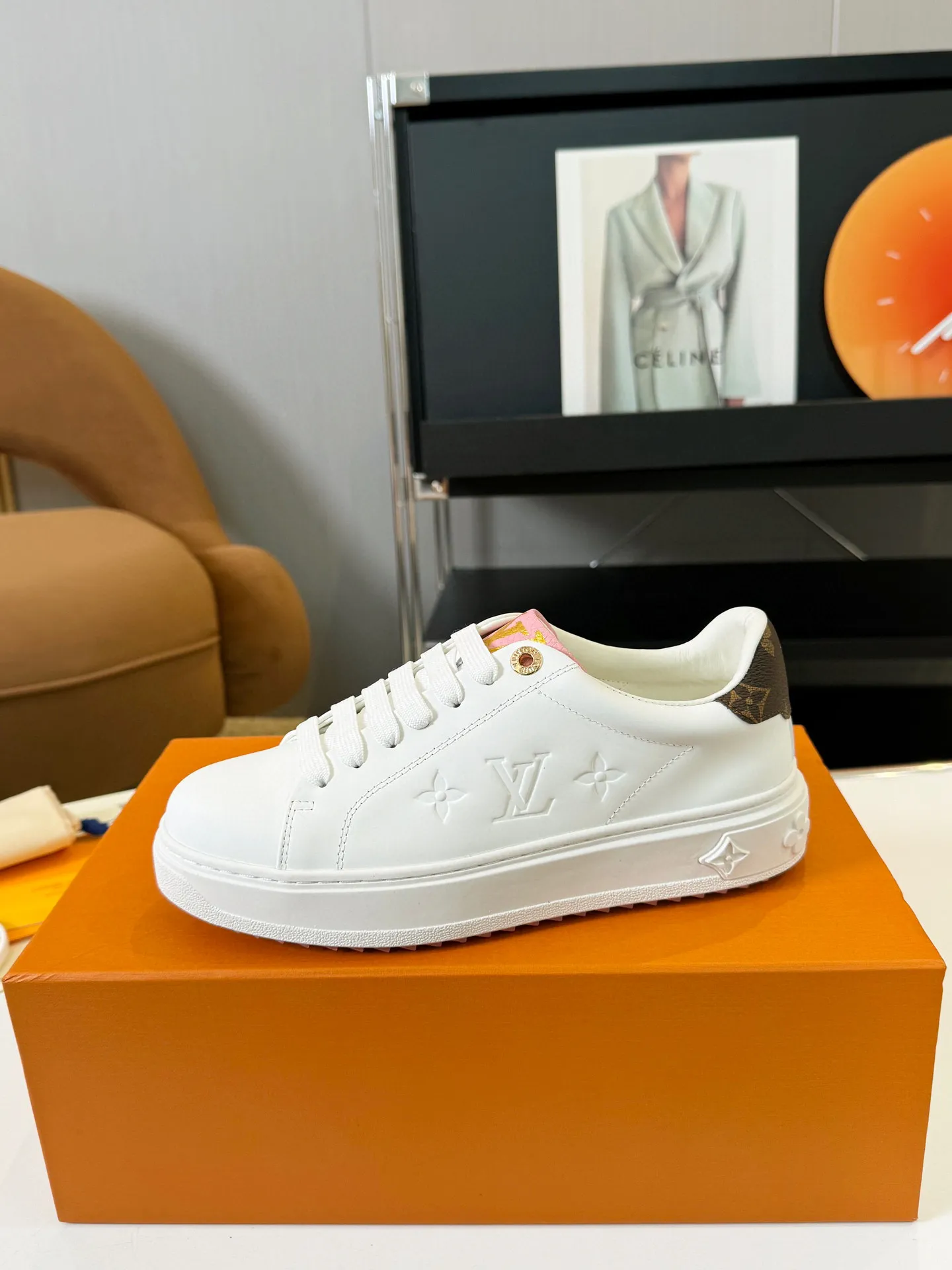 Men's Men's Shoes 💰💰660 Women's LV [Beverly Hills Sports Shoes Series] This Beverly Hills sports shoes are made of grained cow leather with Damier pattern, echoing the current season's leather goods series. The thick rubber outsole is lightweight, and an embossed Louis Vuitton logo adds a branding touch. Padded insole and technical fabric lining enhance comfort.  Detailed Features ♛ Embossed grained cowhide leather ♛ Ultra-lightweight rubber outsole ♛ Louis Vuitton logo on tongue and outsole ♛ Size: 35-40